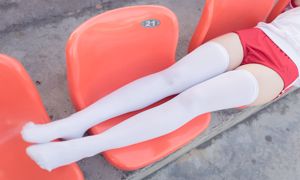 [Wind Field] NO.112 A garota em traje de ginástica de seda branca no campo de esportes