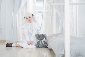 Cosplayer Bai Yizi leader "White Skirt"