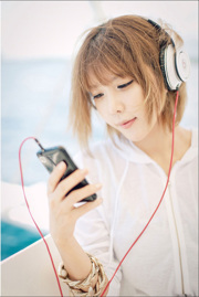 Xu Yunmei (허윤미) "Gadis Headphone Segar"